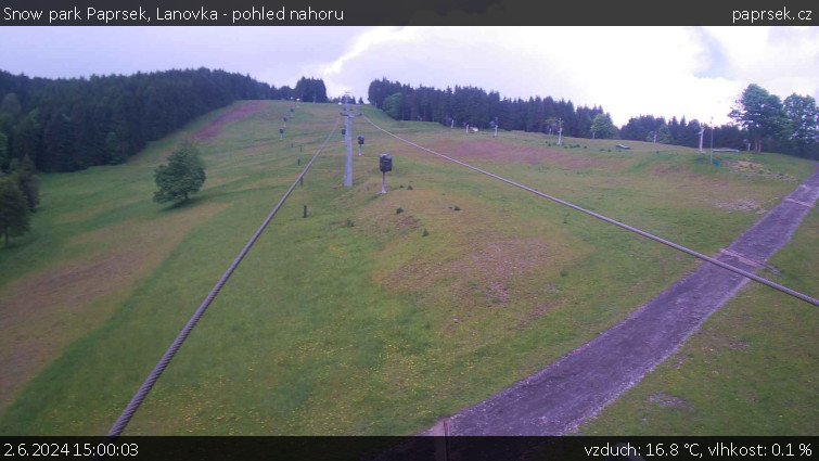 Snow park Paprsek - Lanovka - pohled nahoru - 2.6.2024 v 15:00