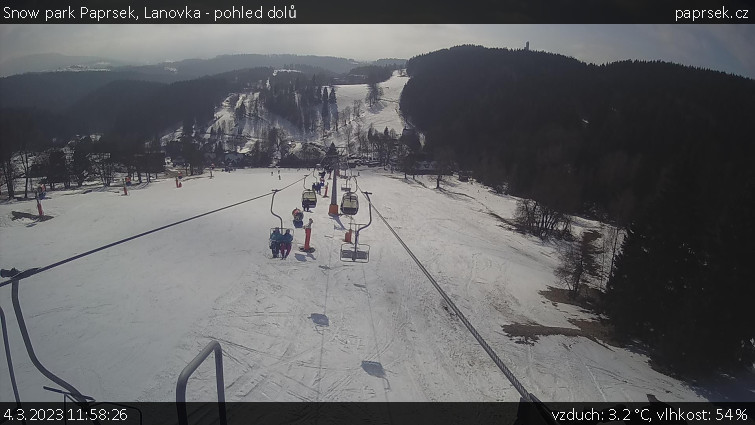 Snow park Paprsek - Lanovka - pohled dolů - 4.3.2023 v 11:58