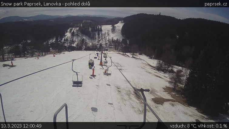 Snow park Paprsek - Lanovka - pohled dolů - 10.3.2023 v 12:00