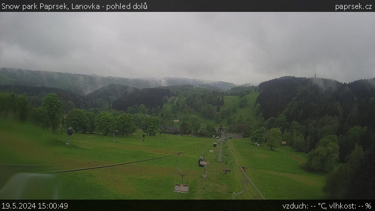 Snow park Paprsek - Lanovka - pohled dolů - 19.5.2024 v 15:00