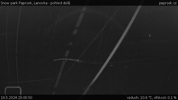Snow park Paprsek - Lanovka - pohled dolů - 19.5.2024 v 23:00