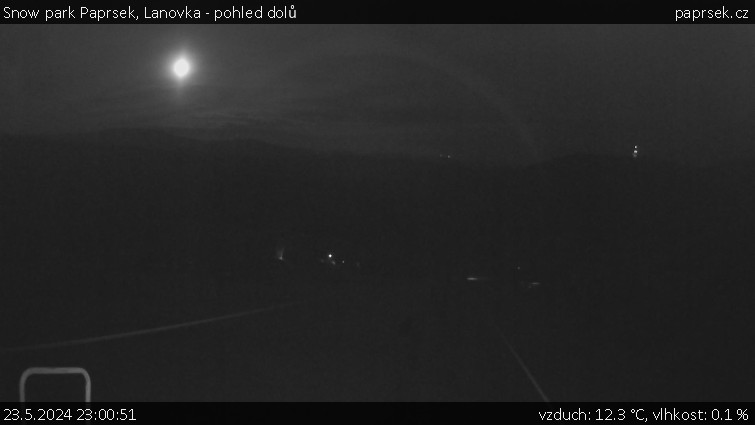 Snow park Paprsek - Lanovka - pohled dolů - 23.5.2024 v 23:00