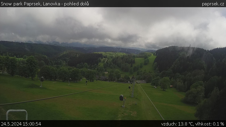 Snow park Paprsek - Lanovka - pohled dolů - 24.5.2024 v 15:00
