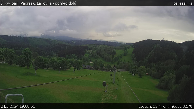 Snow park Paprsek - Lanovka - pohled dolů - 24.5.2024 v 19:00