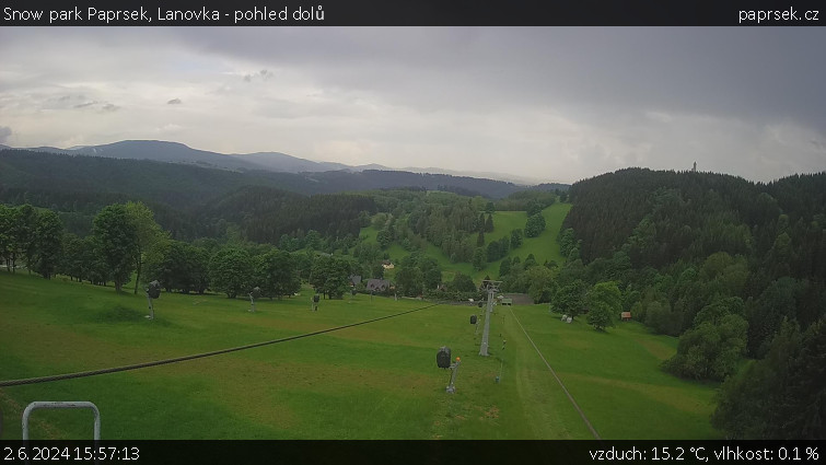 Snow park Paprsek - Lanovka - pohled dolů - 2.6.2024 v 15:57