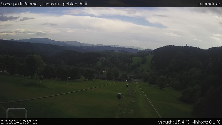 Snow park Paprsek - Lanovka - pohled dolů - 2.6.2024 v 17:57