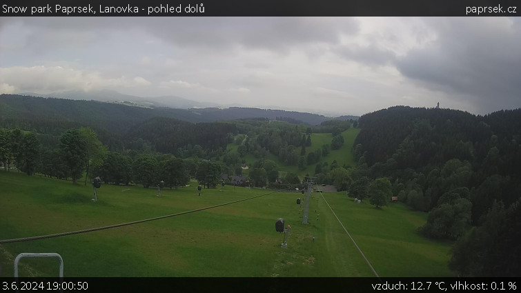 Snow park Paprsek - Lanovka - pohled dolů - 3.6.2024 v 19:00