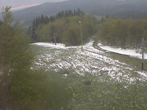 Skiareál Troják - Kamera na svahu B, pohled od chaty - 23.4.2024 v 07:30