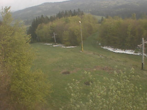 Skiareál Troják - Kamera na svahu B, pohled od chaty - 23.4.2024 v 17:30
