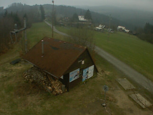 Skiareál Troják - Kamera na svahu B, horní stanice - 17.4.2023 v 07:09