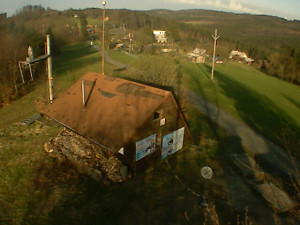 Skiareál Troják - Kamera na svahu B, horní stanice - 21.4.2023 v 07:09