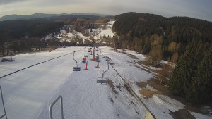 Snow park Paprsek - Lanovka - pohled dolů - 18.3.2023 v 06:55