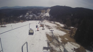 Snow park Paprsek - Lanovka - pohled dolů - 19.3.2023 v 12:55