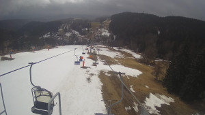 Snow park Paprsek - Lanovka - pohled dolů - 21.3.2023 v 12:00
