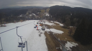 Snow park Paprsek - Lanovka - pohled dolů - 21.3.2023 v 13:15