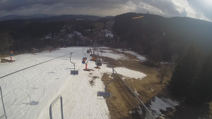 Snow park Paprsek - Lanovka - pohled dolů - 21.3.2023 v 15:50