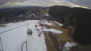Snow park Paprsek - Lanovka - pohled dolů - 21.3.2023 v 17:05