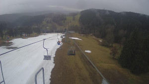 Snow park Paprsek - Lanovka - pohled dolů - 1.4.2023 v 15:55