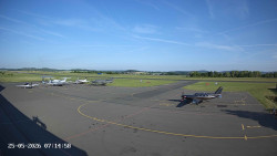 Pojezdová dráha C, benzinová stanice, runway