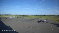 Pojezdová dráha C, benzinová stanice, runway