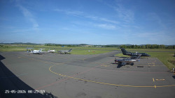 Pojezdová dráha C, benzinová stanice, runway
