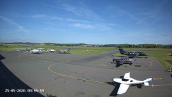 Pojezdová dráha C, benzinová stanice, runway