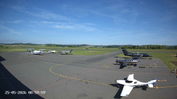 Pojezdová dráha C, benzinová stanice, runway