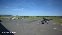 Pojezdová dráha C, benzinová stanice, runway