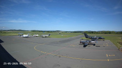 Pojezdová dráha C, benzinová stanice, runway