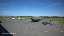 Pojezdová dráha C, benzinová stanice, runway
