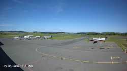 Pojezdová dráha C, benzinová stanice, runway