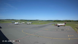 Pojezdová dráha C, benzinová stanice, runway