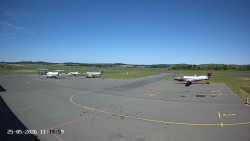 Pojezdová dráha C, benzinová stanice, runway