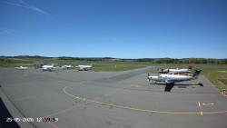 Pojezdová dráha C, benzinová stanice, runway