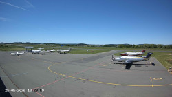 Pojezdová dráha C, benzinová stanice, runway
