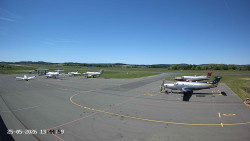 Pojezdová dráha C, benzinová stanice, runway
