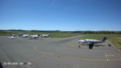Pojezdová dráha C, benzinová stanice, runway