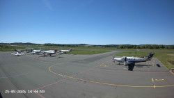 Pojezdová dráha C, benzinová stanice, runway