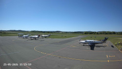 Pojezdová dráha C, benzinová stanice, runway