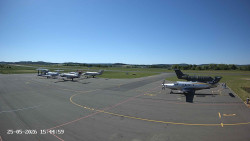 Pojezdová dráha C, benzinová stanice, runway