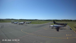 Pojezdová dráha C, benzinová stanice, runway