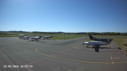 Pojezdová dráha C, benzinová stanice, runway