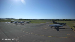 Pojezdová dráha C, benzinová stanice, runway