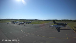 Pojezdová dráha C, benzinová stanice, runway