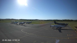 Pojezdová dráha C, benzinová stanice, runway