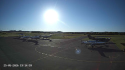 Pojezdová dráha C, benzinová stanice, runway
