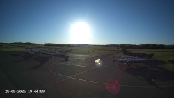 Pojezdová dráha C, benzinová stanice, runway