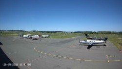 Pojezdová dráha C, benzinová stanice, runway