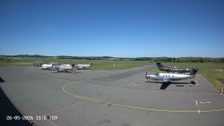 Pojezdová dráha C, benzinová stanice, runway