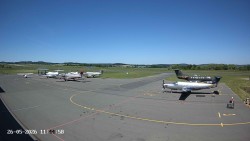 Pojezdová dráha C, benzinová stanice, runway